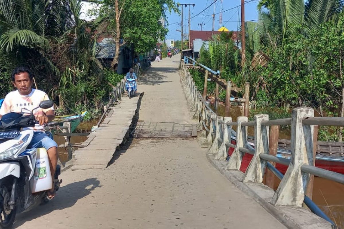 Tinjau jembatan Sungai Piring yang memprihatinkan, Pemprov Riau akan bangun jembatan Bailey