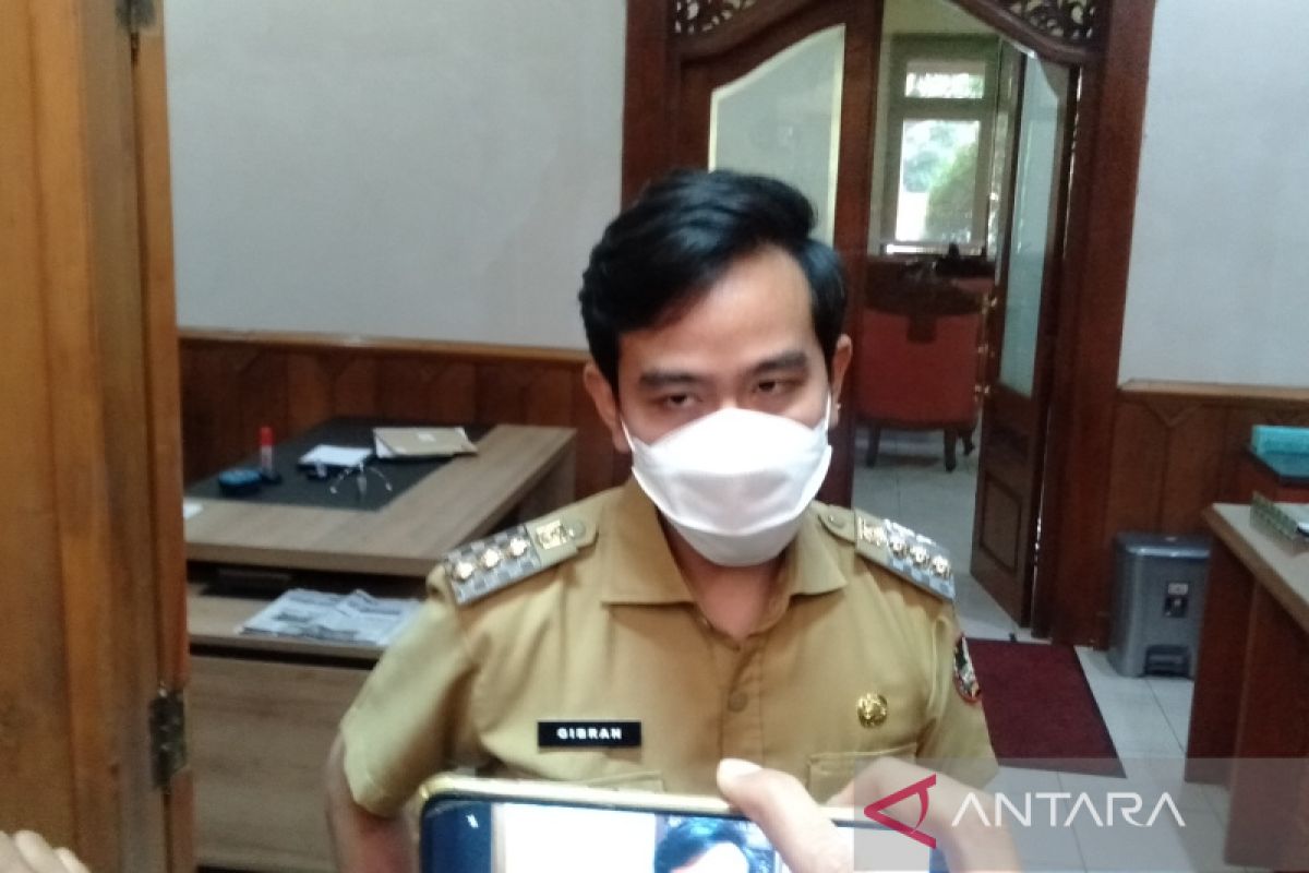 Gibran minta warga Surakarta tetap pakai masker di angkutan umum