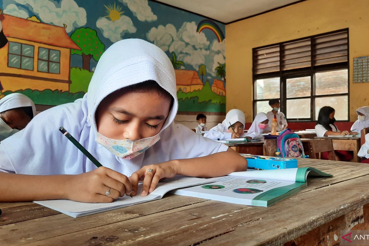 Dindik Tangerang belum izinkan siswa dan guru di lepas masker