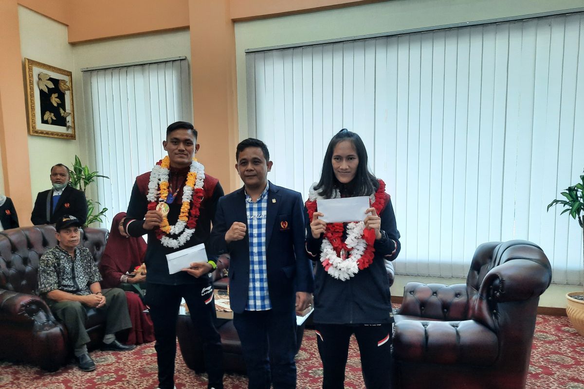 Ketua KONI Jambi berikan tali asih kepada atlet SEA Games Vietnam