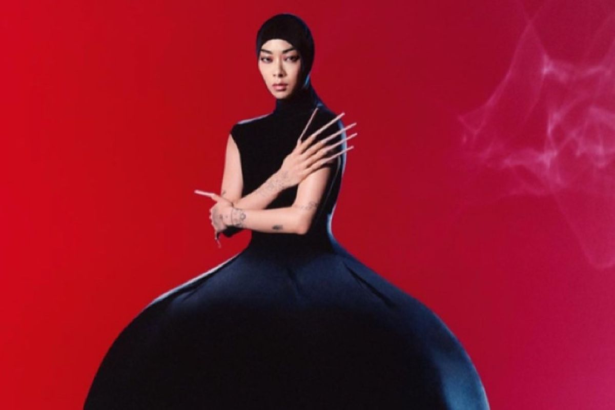 Rina Sawayama akan comeback dengan merilis album "Hold the Girl"