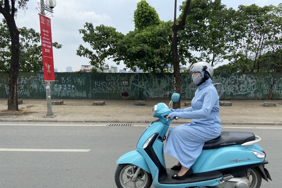 Catatan SEA Games (serba-serbi) - Gaya unik perempuan Hanoi berkendaraan roda dua