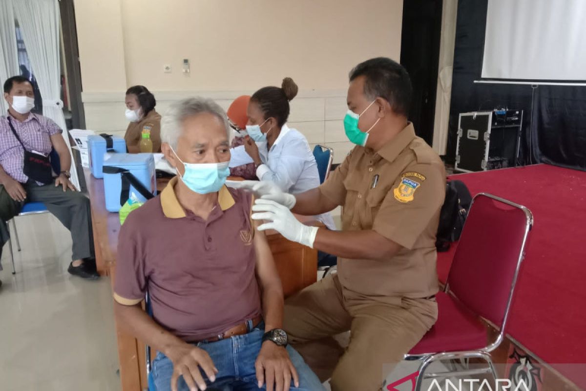 Dinkes Papua imbau warga tetap vaksin meskipun ada pelonggaran masker