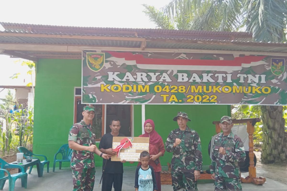 TNI rehabilitasi rumah warga tidak layak huni di Mukomuko