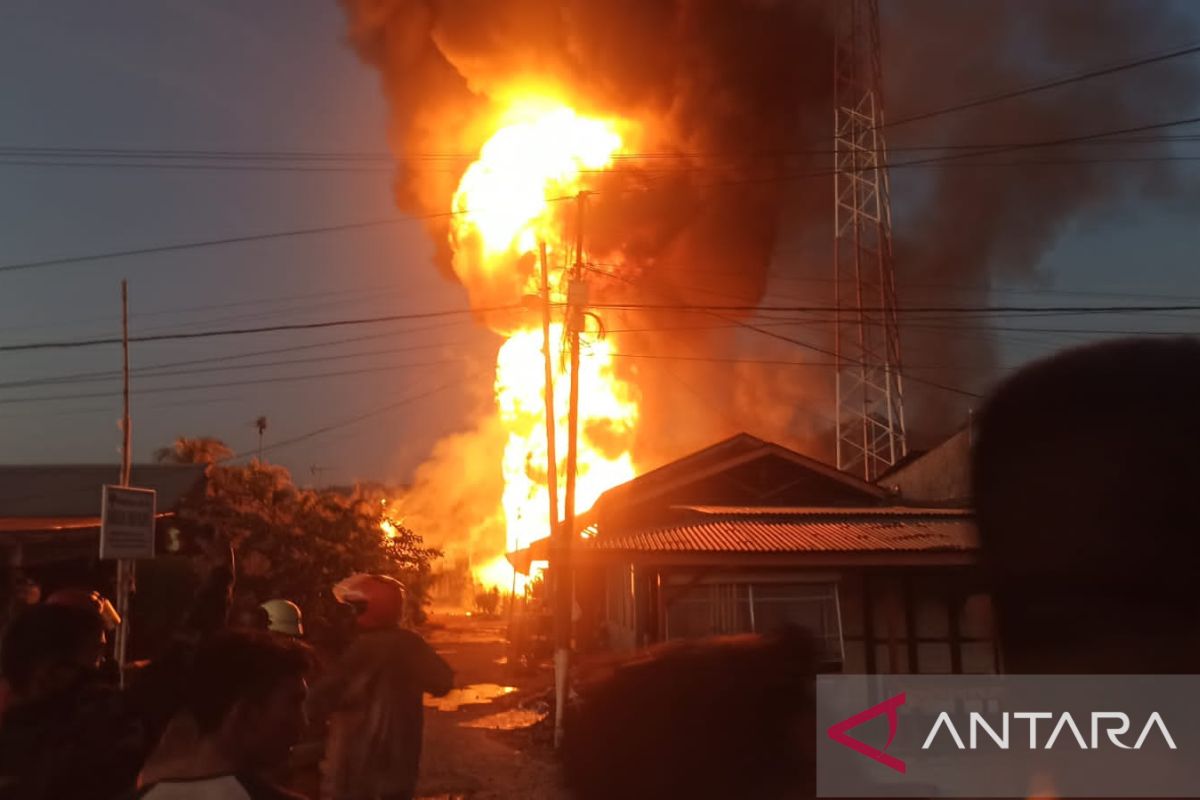 Kebakaran pangkalan minyak dan elpiji di Padang Pariaman karena adanya tumpahan minyak