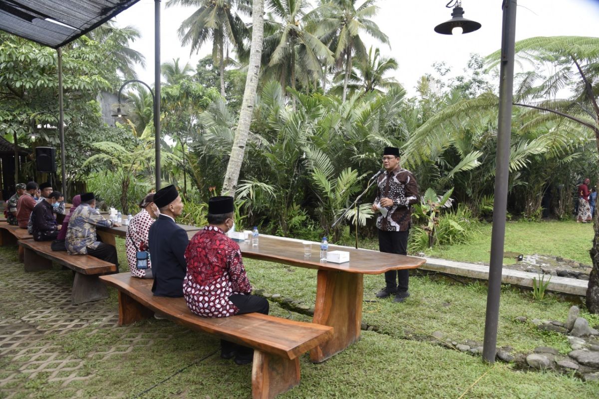 Tujuh pasang pengantin ikuti nikah massal di kebun salak