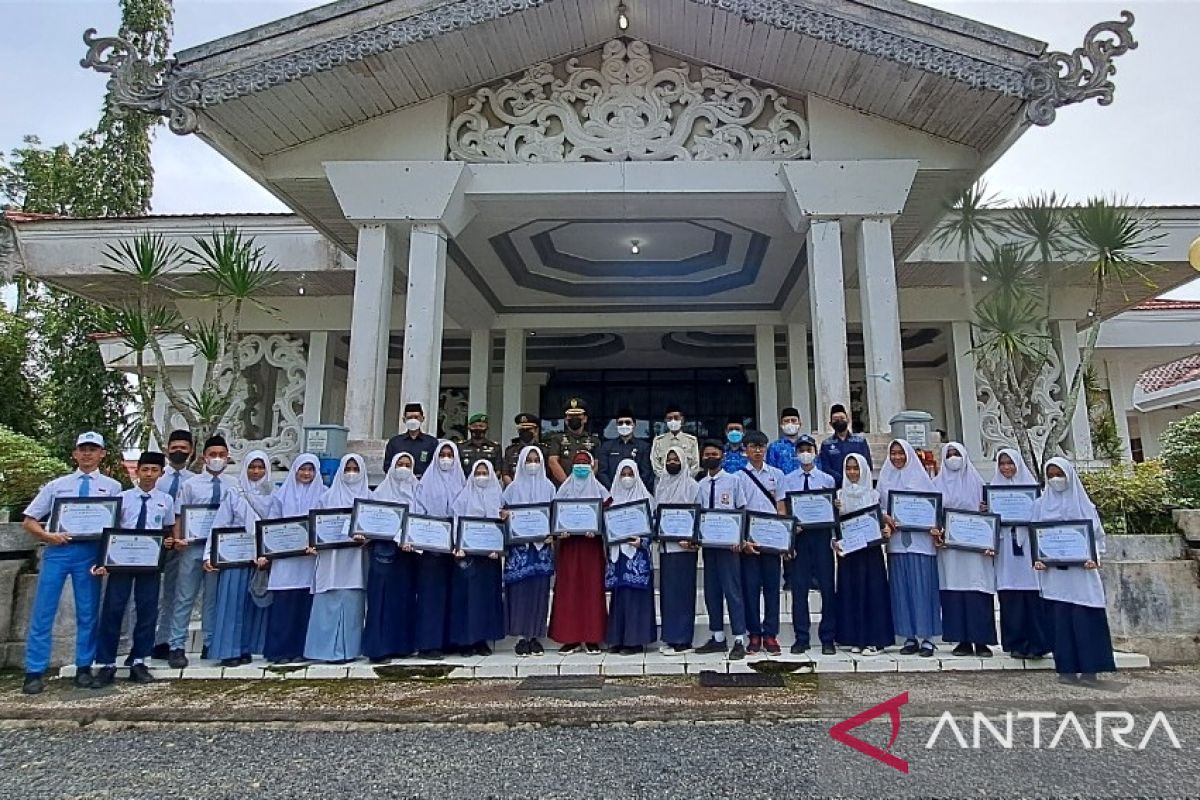 Bupati HST beri penghargaan siswa dan pendidik berprestasi