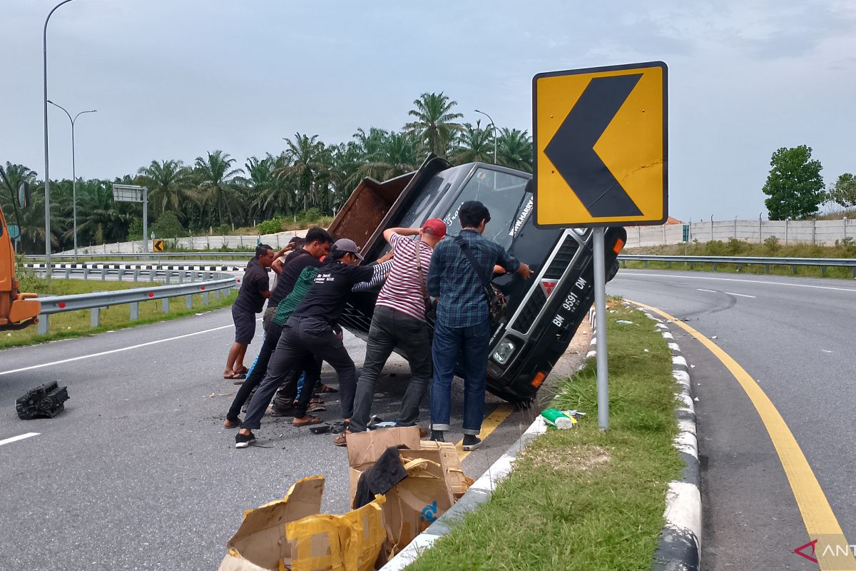 Melaju kencang, pick up terbalik di Tol Pekanbaru-Dumai