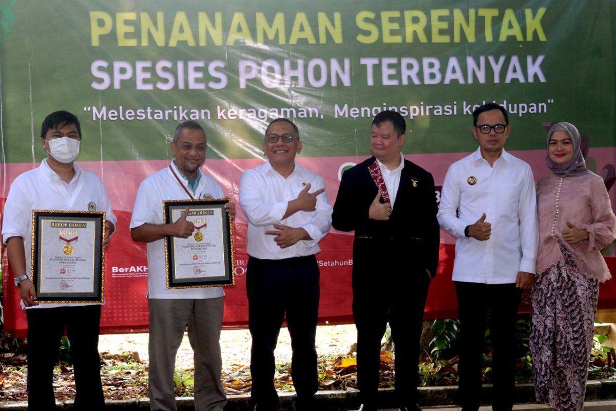 BRIN terima dua penghargaan rekor MURI pada ulang tahun ke-205 Kebun Raya Bogor