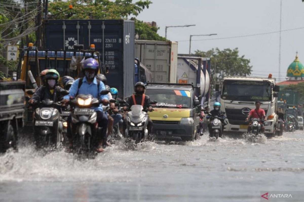 Banjir rob akibatkan kemacetan di Jalan Kalianak Surabaya