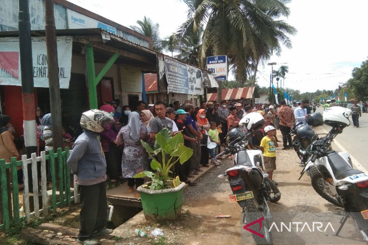 Ratusan warga padati lokasi lapangan helipad Wapres di Konawe Utara Sultra