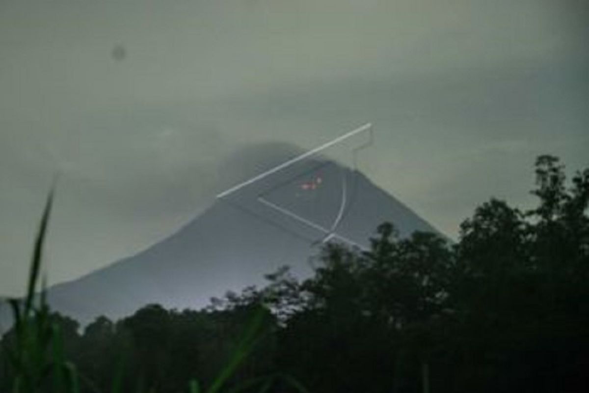 Gunung Merapi luncurkan awan panas guguran sejauh 2,5 km ke barat daya