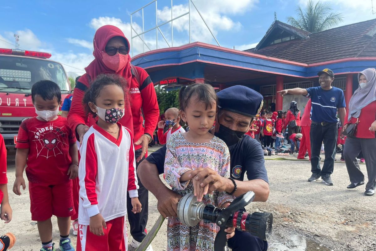 Belajar tentang air dan api, siswa TK kunjungi Damkar Paser