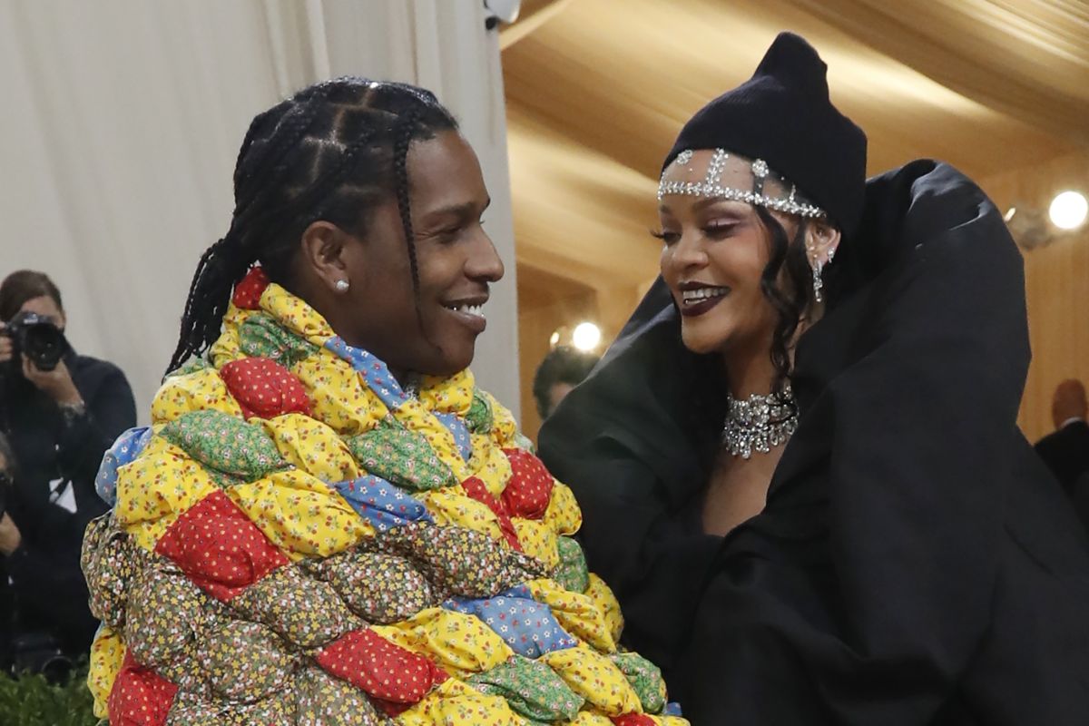 Rihanna dan A$AP Rocky resmi dikaruniai bayi laki-laki