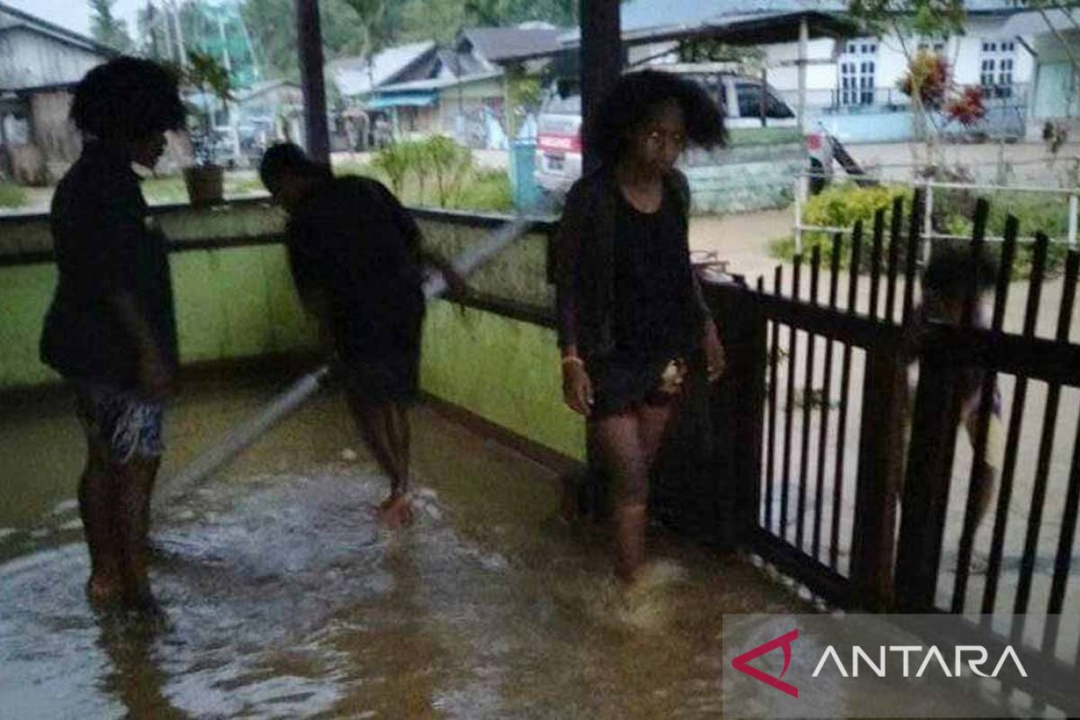 Banjir rendam puluhan rumah warga Windesi Teluk Wondama