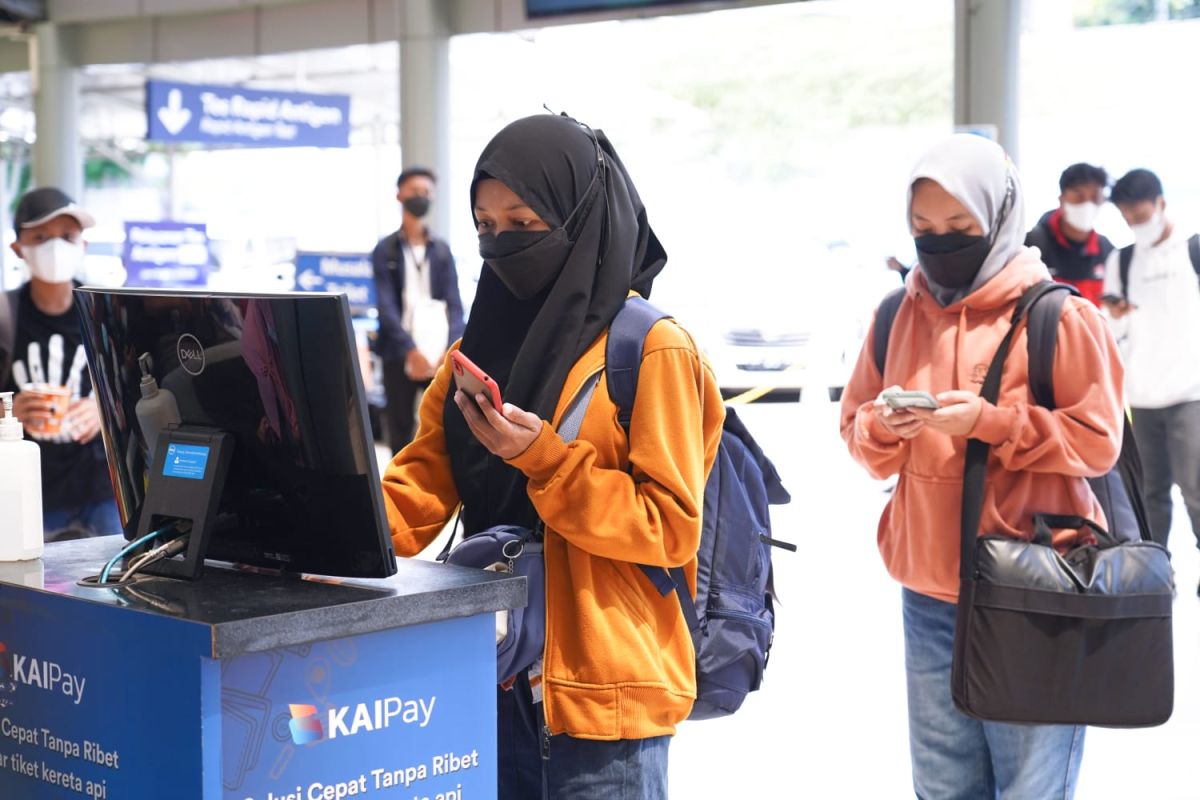 KAI: Penumpang masih wajib pakai masker di stasiun dan kereta