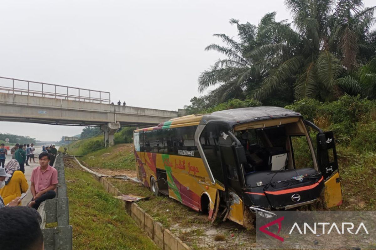 Bus pecah ban di Tol Balsam terjang pembatas jalan