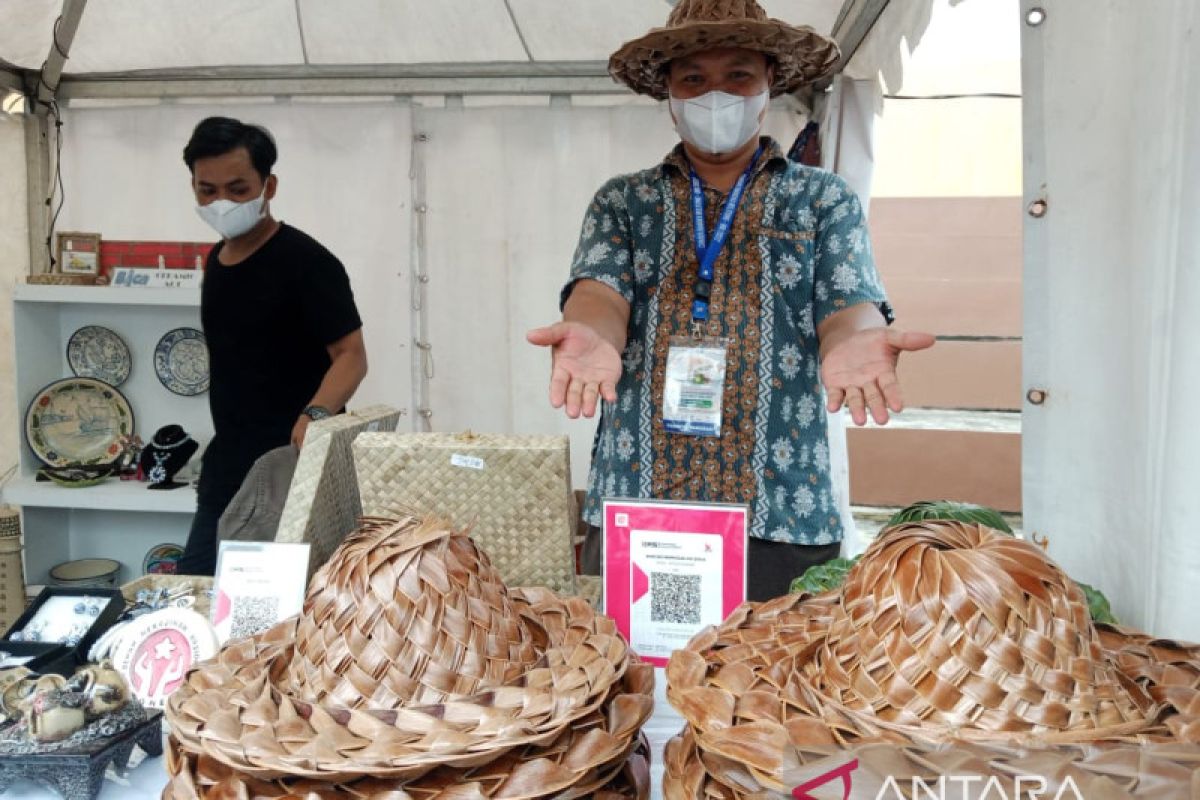 Rizki ubah daun kelapa menjadi topi ramah lingkungan