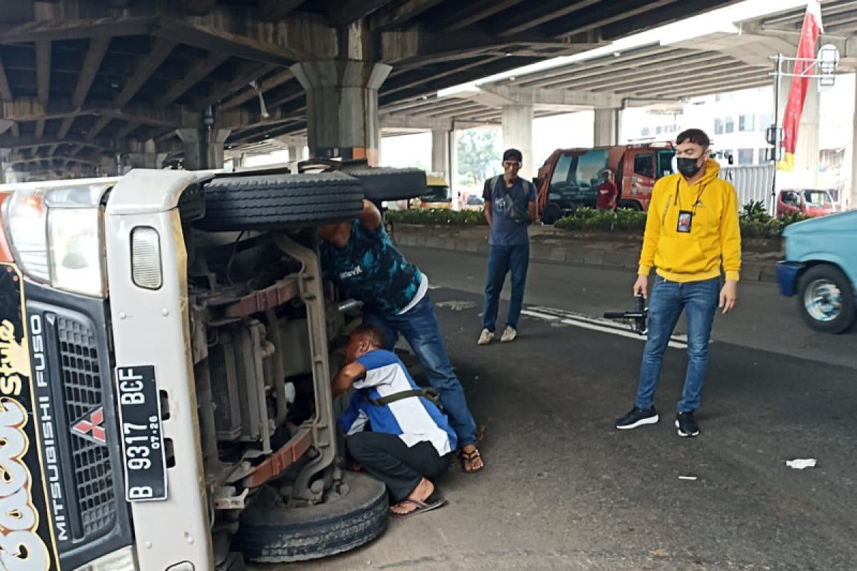 Truk pengangkut ikan terguling di Jatinegara akibat hindari sepeda motor