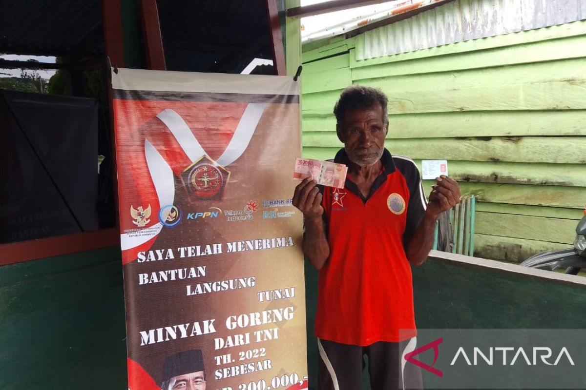 Kodim 1708 salurkan BLT minyak goreng bagi warga Supiori