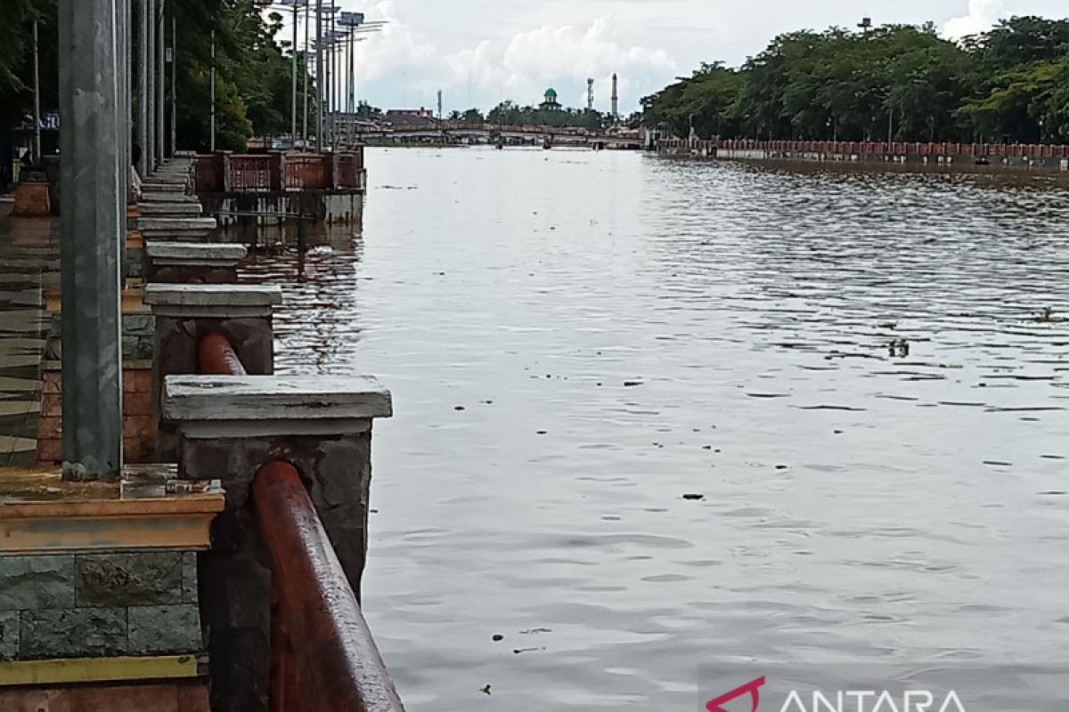 Banjarmasin river high tide still at a safe level