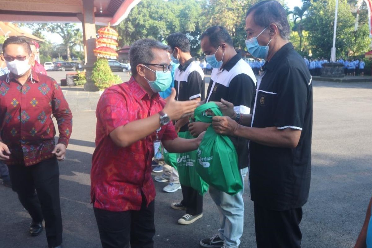 BPJamsostek Tabanan bagikan 150 paket sembako untuk pekerja