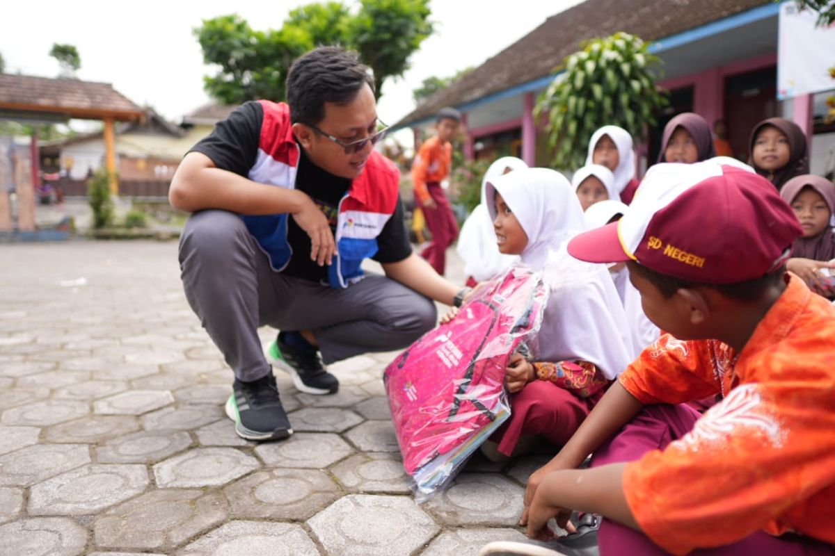 Sukacita siswa SD di kaki Semeru terima peralatan sekolah dari Pertamina Cilacap