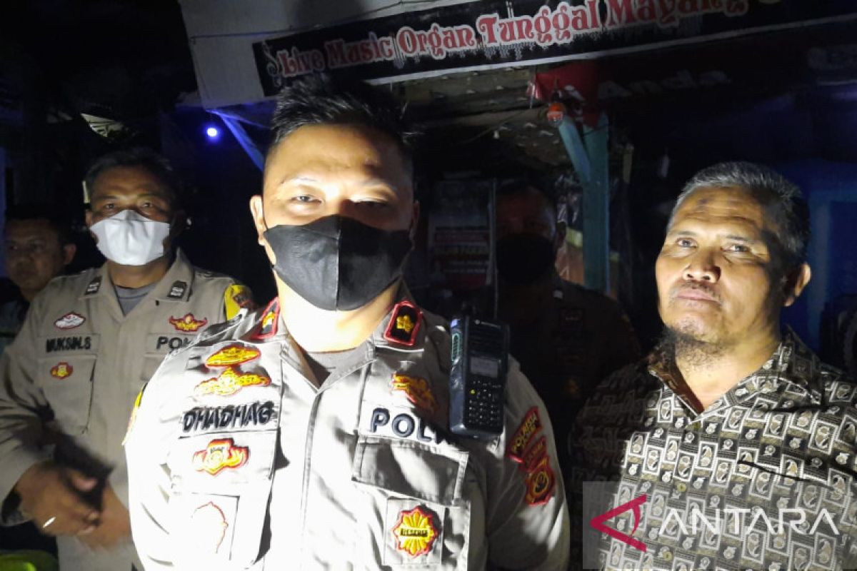 Polisi tutup warung remang remang di tengah perumahan warga