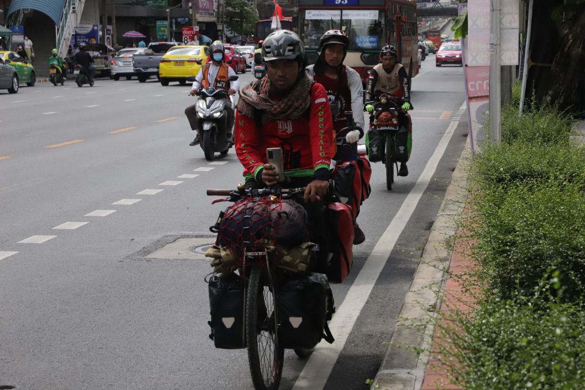 Dalam perjalanan menuju ke Mekkah, tiga pesepeda Indonesia singgah di Bangkok