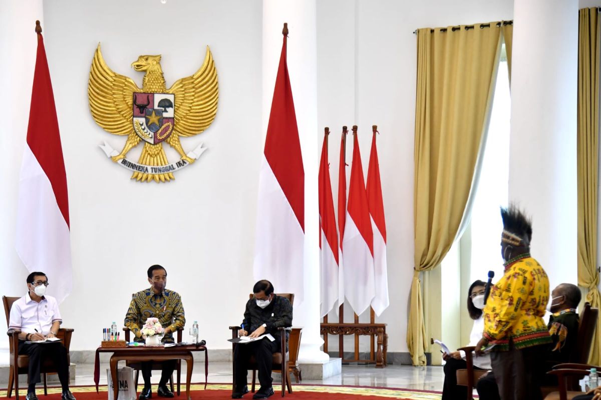 President meets Papua People's Council representatives at Bogor Palace