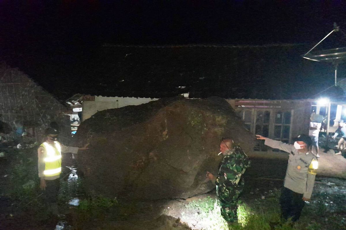 Bongkahan batu padas besar longsor menimpa rumah warga di Situbondo