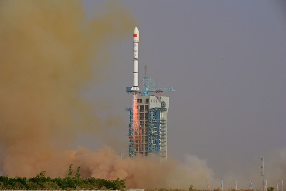 China luncurkan tiga satelit uji komunikasi orbit rendah
