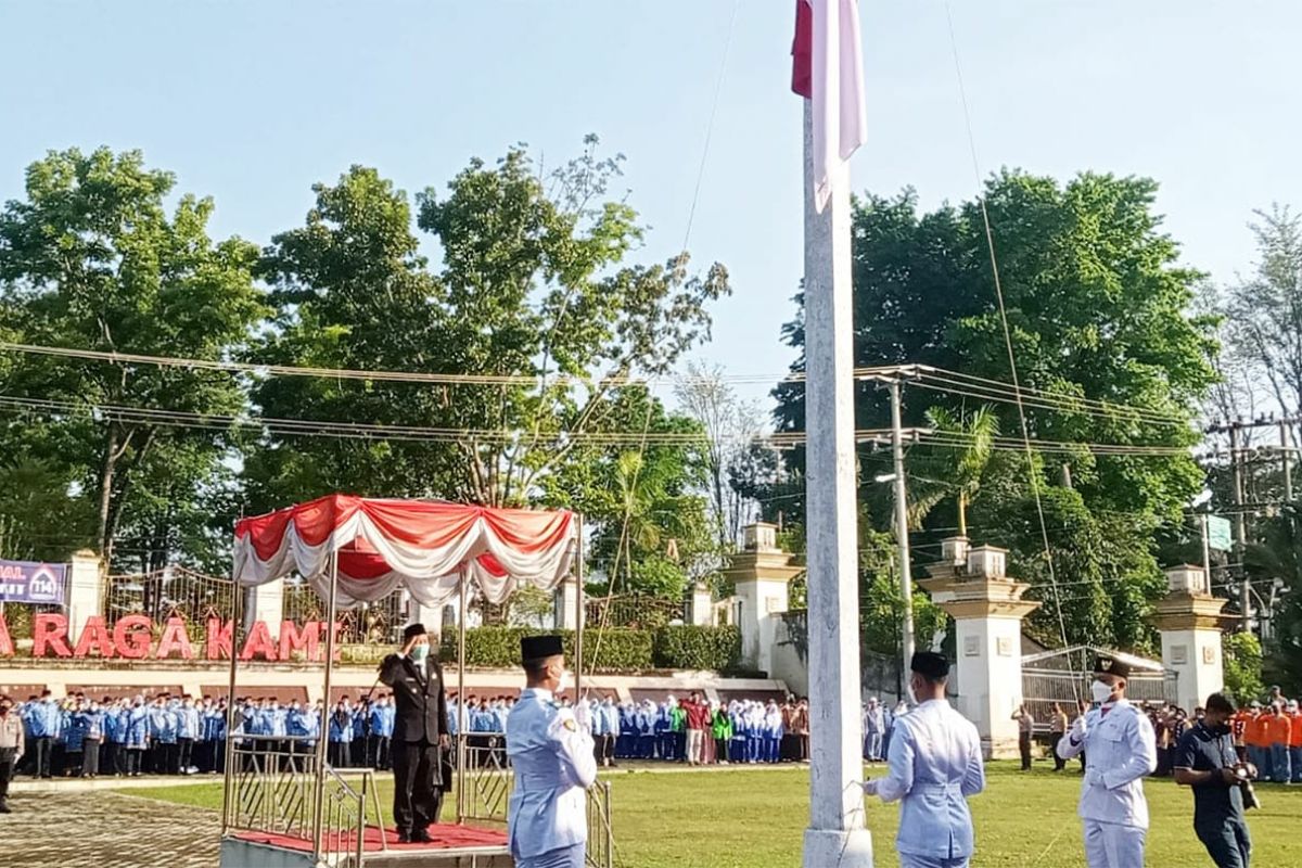 Bupati Merangin tabur bunga di makam pahlawan