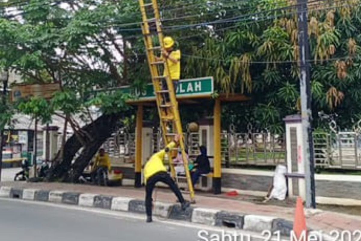 Sudin Bina Marga Jakbar benahi kabel listrik menjuntai di tiga wilayah