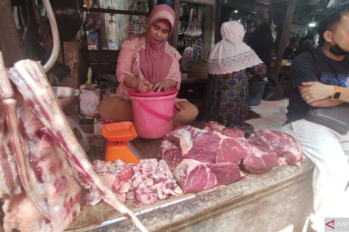 Pedagang daging sapi di pasar Palembang keluhkan isu wabah PMK