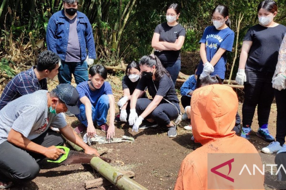 Mahasiswa UK Petra gandeng Sahabat Bambu berdayakan potensi Desa Mojotrisno Jombang