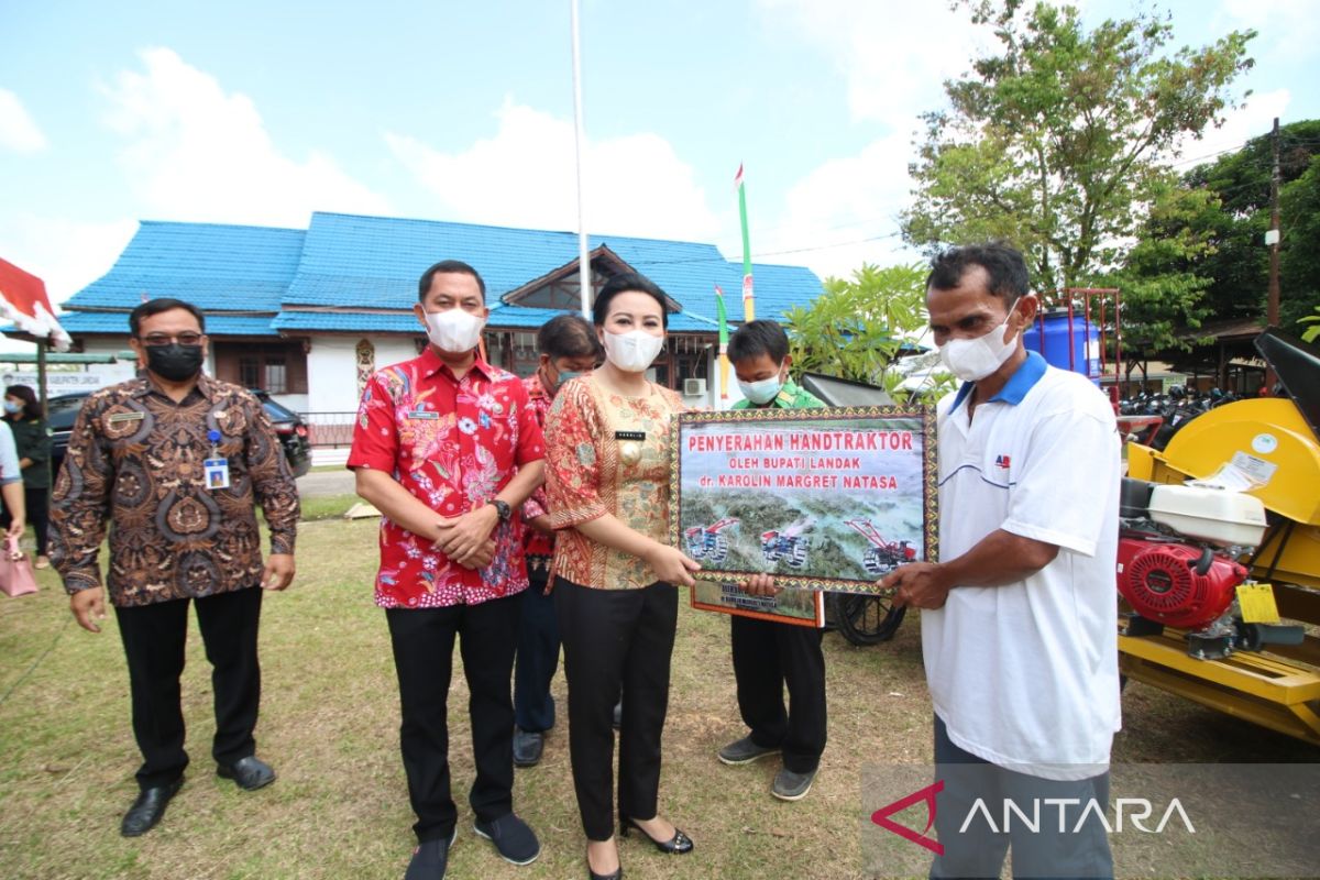 Bupati Landak serahkan bantuan 132 unit alsintan kepada petani