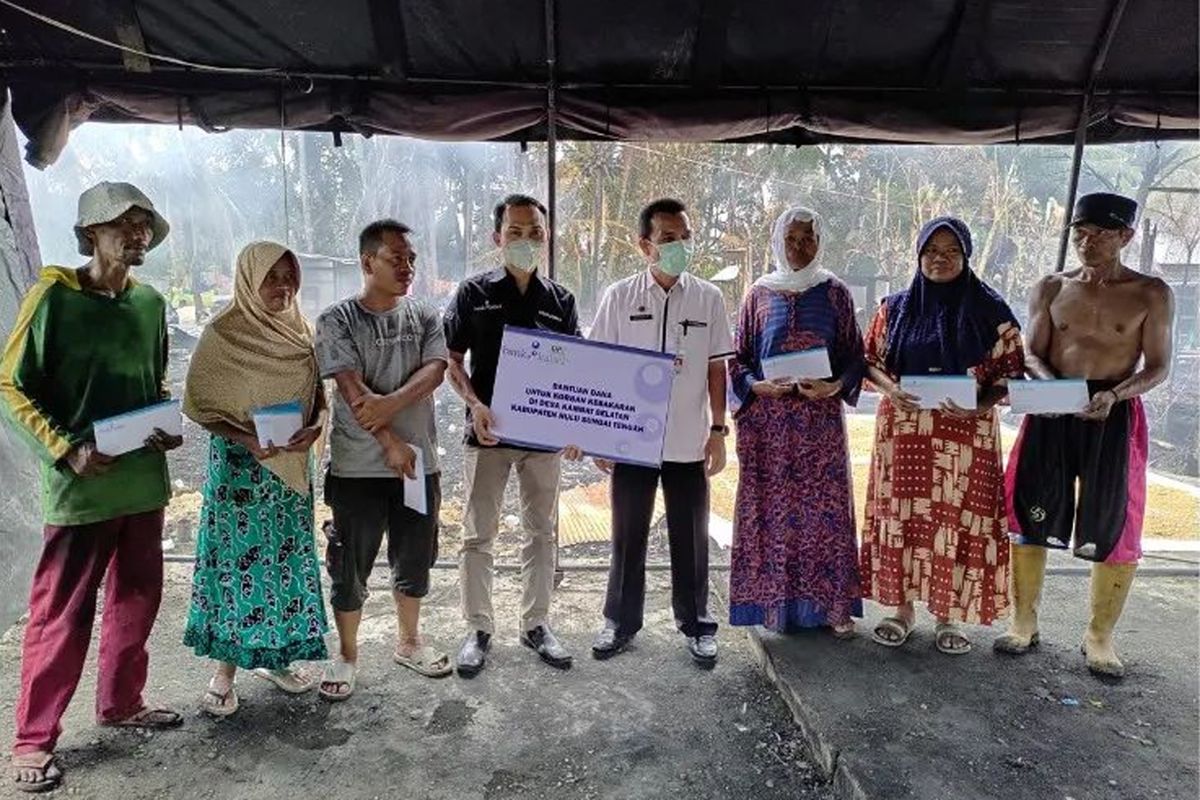 Bank Kalsel serahkan bantuan kepada korban kebakaran di Desa Kambat HST