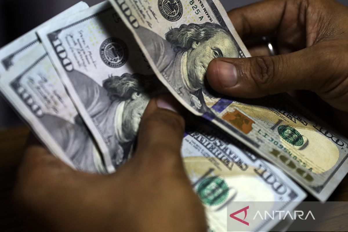 Dolar "rebound" dari sesi sebelumnya, karena investor hindari risiko