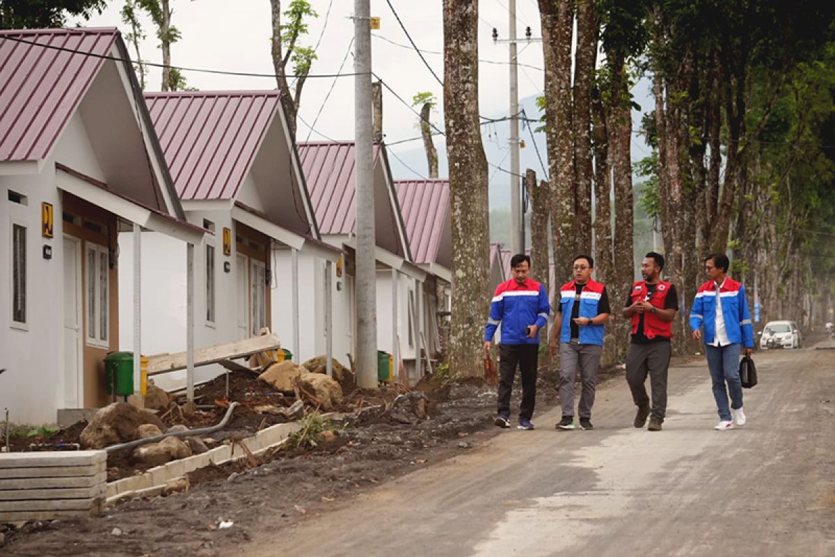 Pertamina Cilacap bantu pembangunan huntara bagi penyintas erupsi Semeru