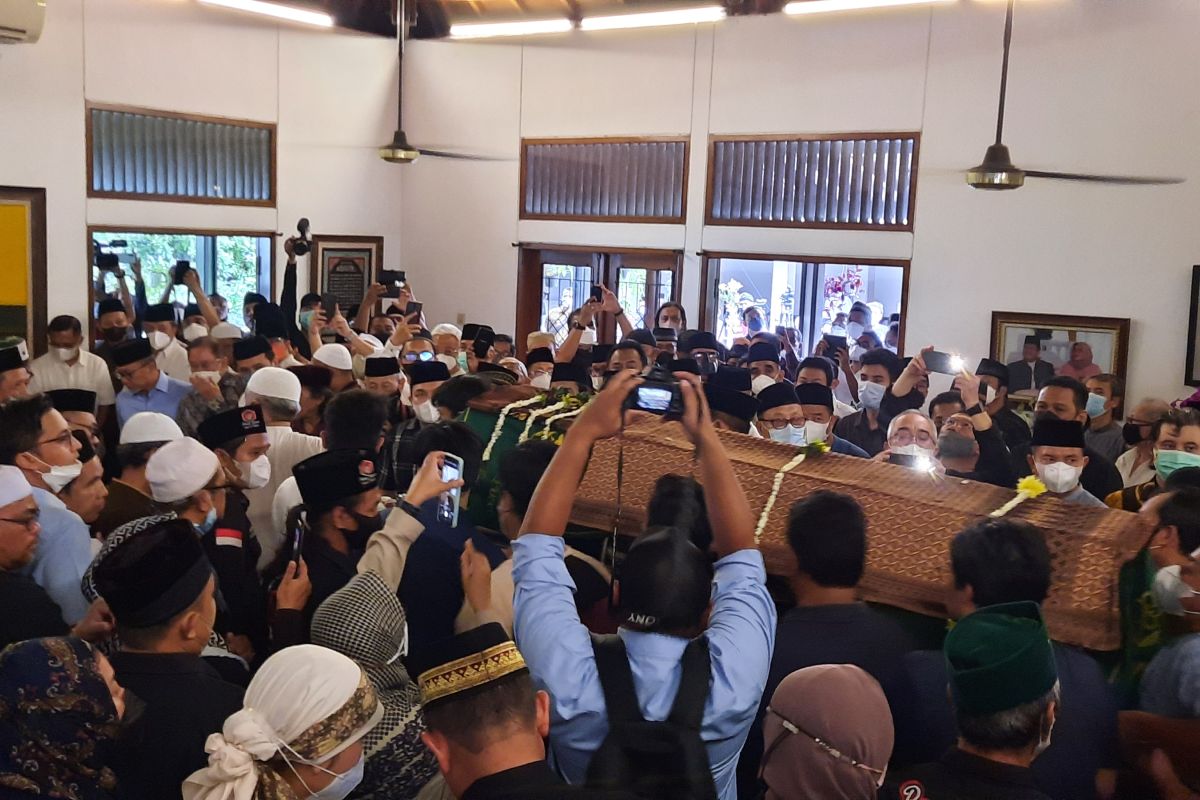 Jenazah Fahmi Idris dimakamkan satu liang lahat bersama istri pertama