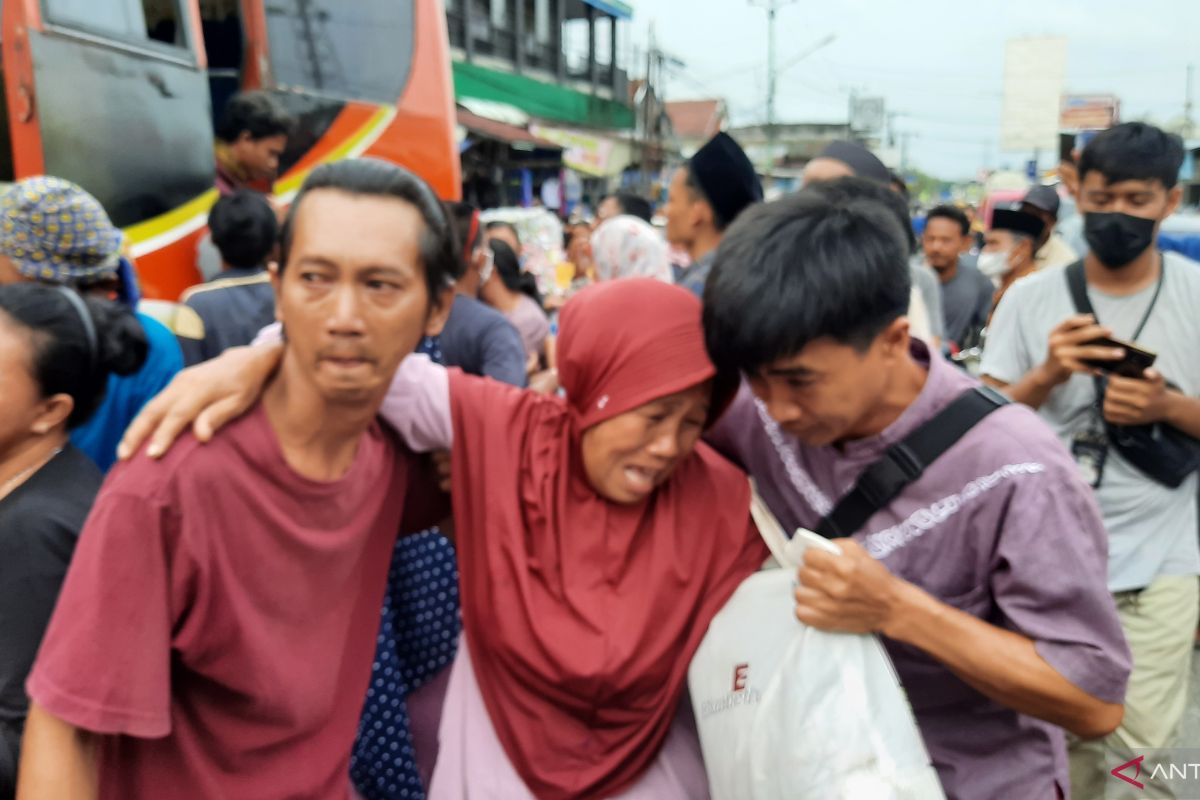 Kerabat korban di Tangerang sambut kedatangan korban laka maut di Ciamis