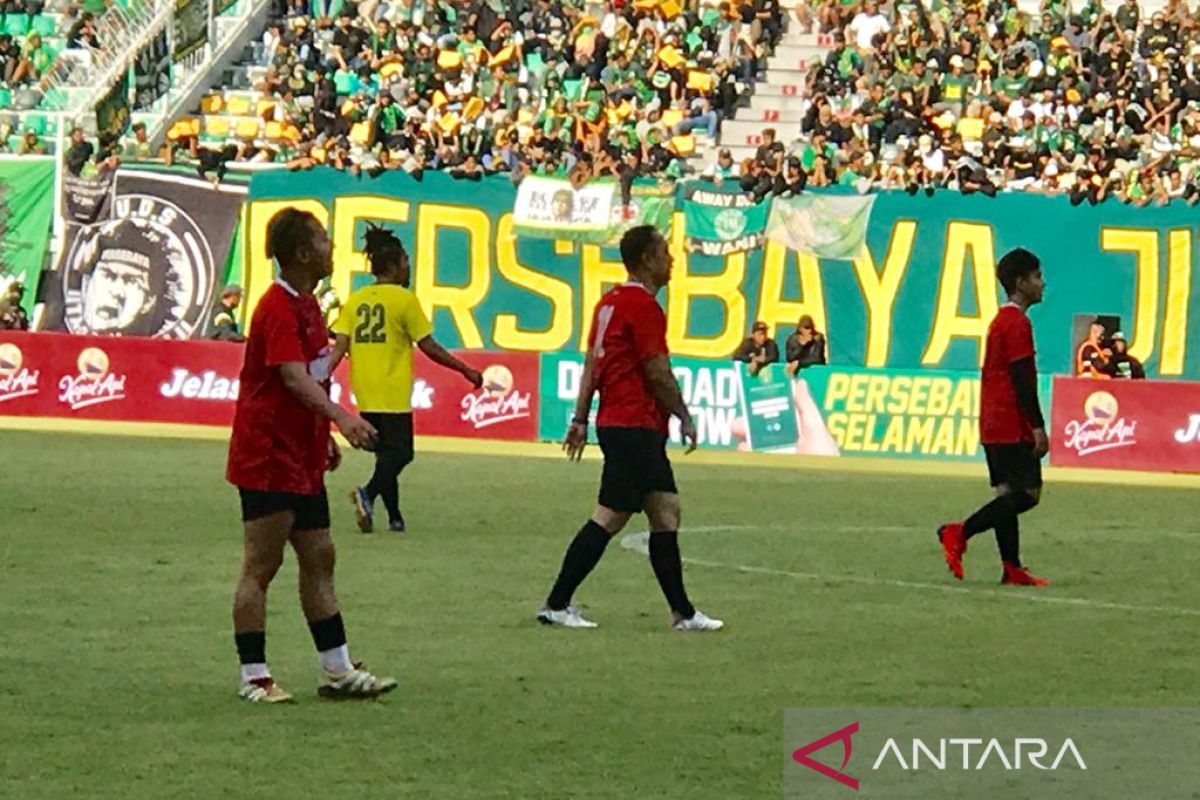 Duet Eri Cahyadi-Gibran kandaskan Bonek Skuad 3-0 di Stadion GBT