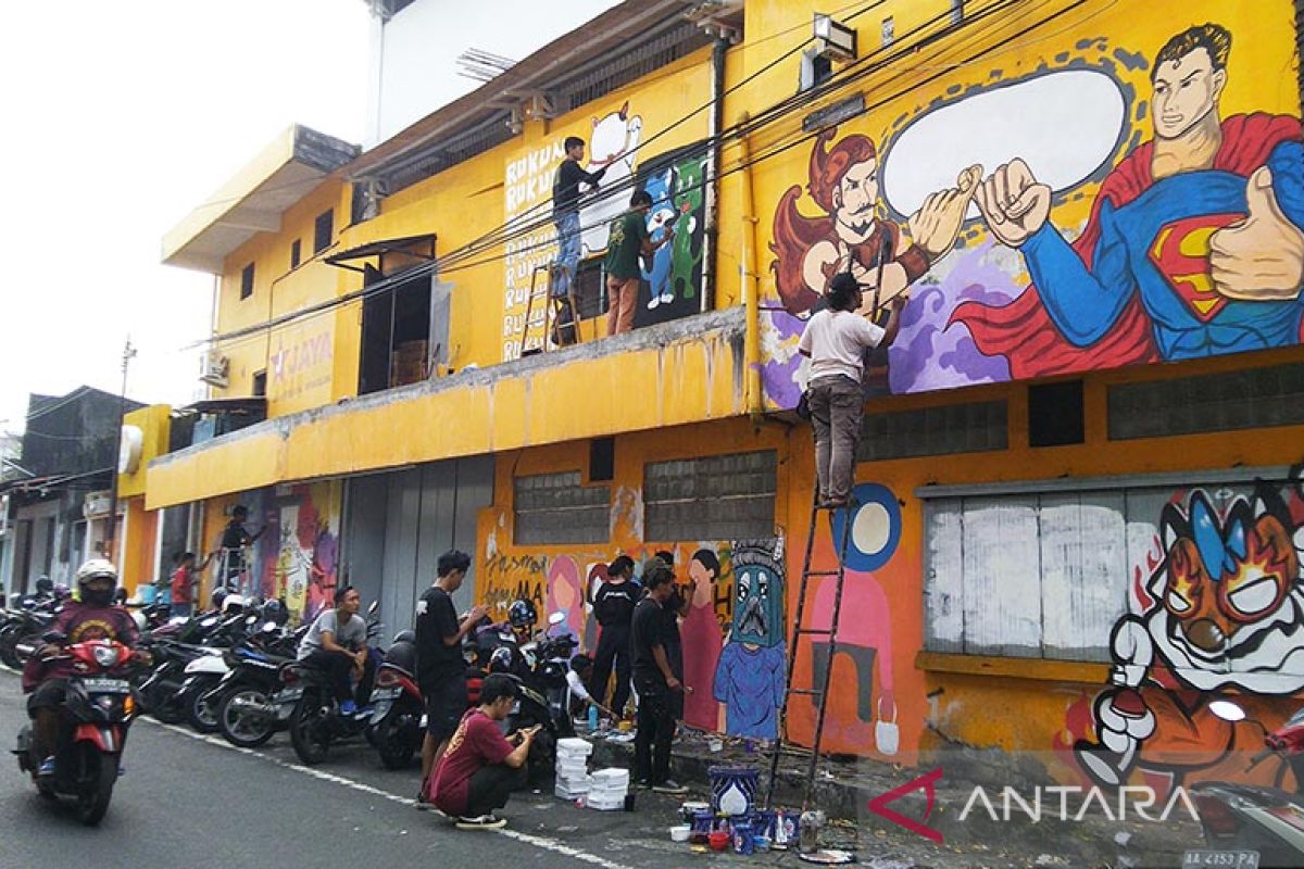 Puluhan seniman aksi mural-grafiti "Ayo Rukun" di kawasan Pecinan Kota Magelang