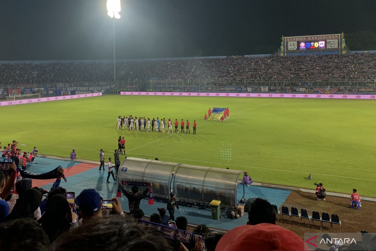 Ribuan suporter padati Stadion Kanjuruhan saksikan laga Arema vs PSIS