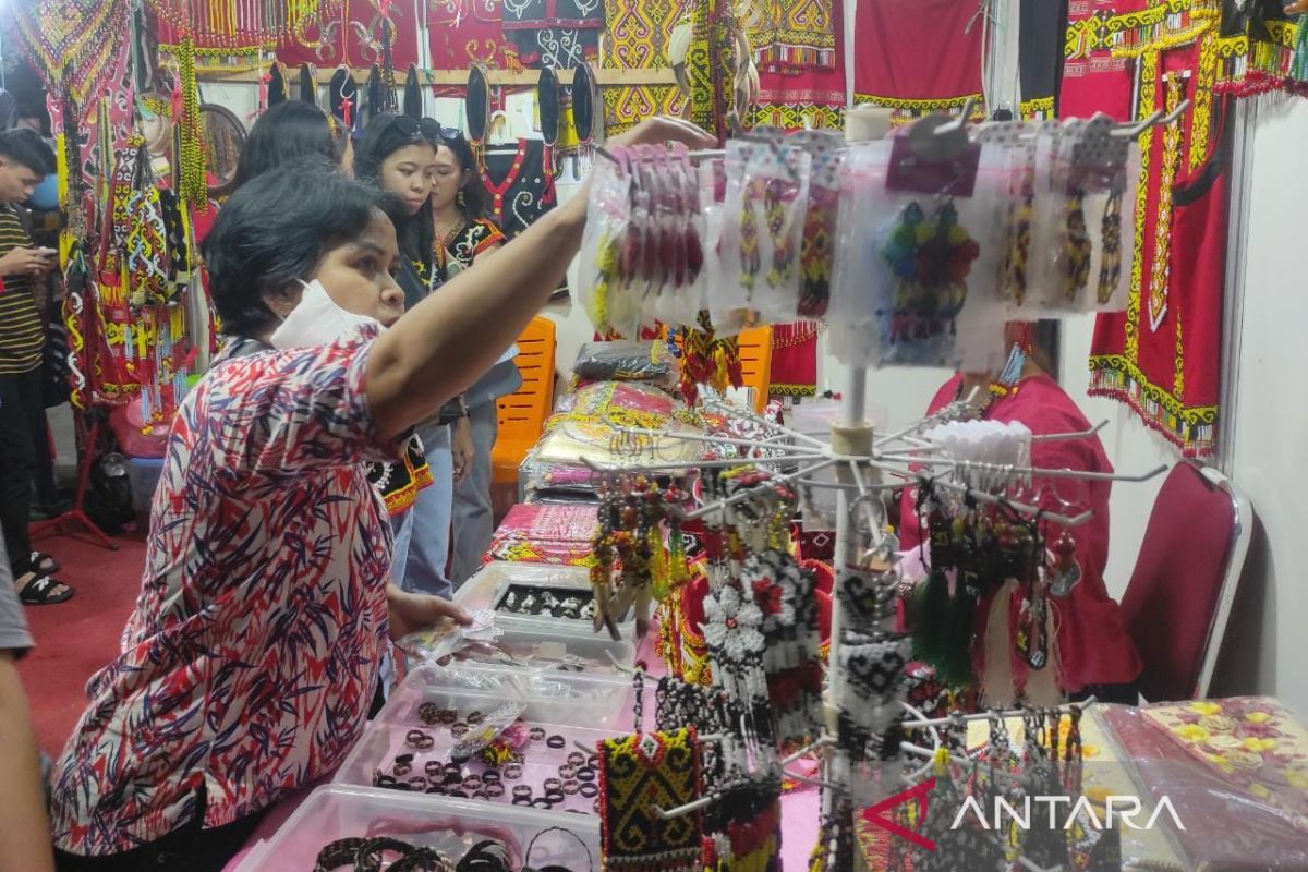 Pekan Gawai Dayak Kalbar ke-36 kenalkan produk serta bantu UMKM