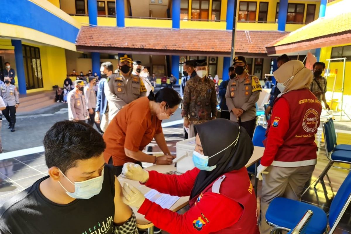Polda Jatim gandeng mahasiswa kedokteran Surabaya gelar vaksinasi sasar remaja