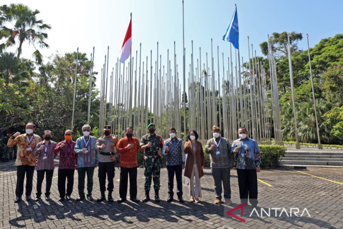 Bendera Indonesia dan Bendera PBB berkibar di lokasi pelaksanaan GPDRR 2022 Bali
