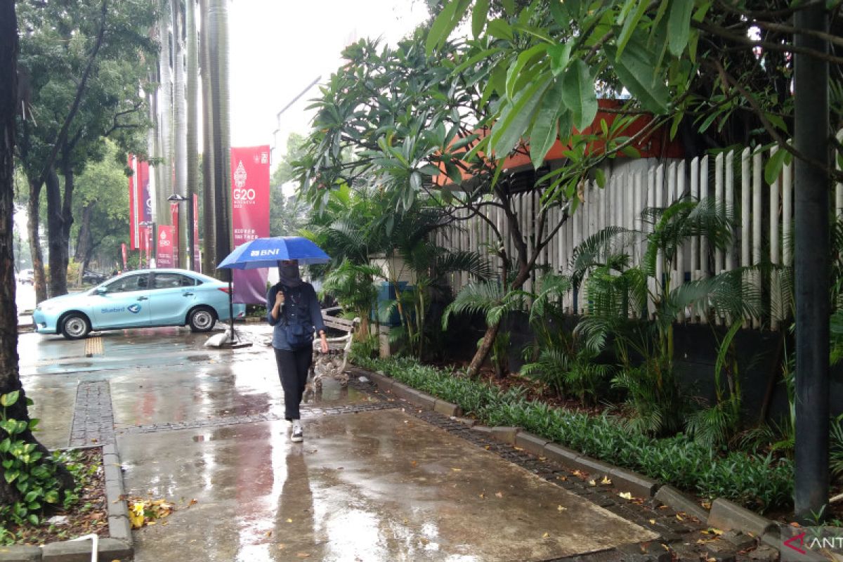 Sebagian Jakarta diprediksi hujan Senin siang ini