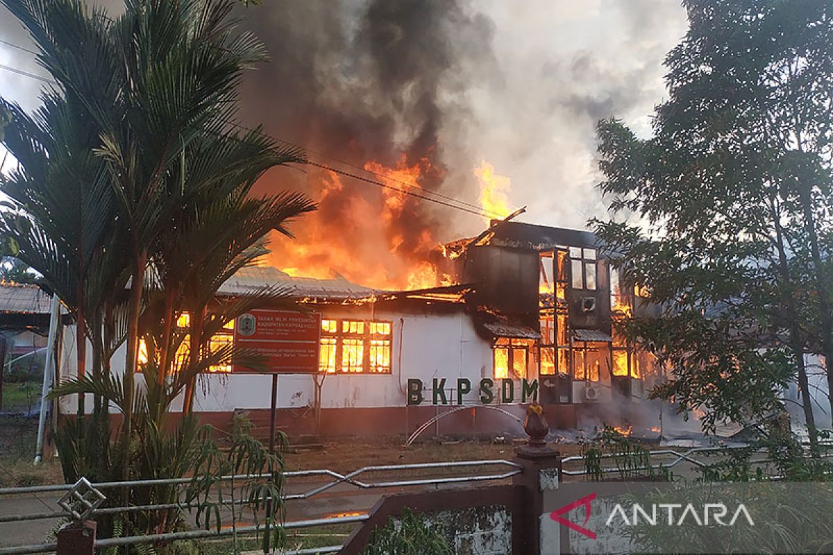 Kantor BKPSDM Kapuas Hulu terbakar